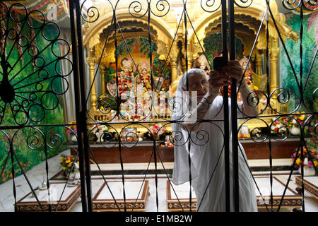 Bhaktivedanta Manor (ISKCON temple Hare Krishna) la fermeture de la porte du sanctuaire Banque D'Images