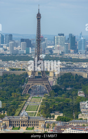 Vue aérienne de la Tour Eiffel et quartier des affaires de la Défense, pris de la Tour Montparnasse à Paris, France Banque D'Images