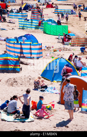 Daymer Bay Beach Trebetherick Cornwall England UK. Les familles apprécieront la plage sur une longue journée d'été Banque D'Images