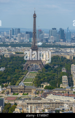 Vue aérienne de la Tour Eiffel et quartier des affaires de la Défense, pris de la Tour Montparnasse à Paris, France Banque D'Images