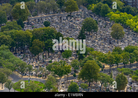 Vue aérienne du cimetière du Père-Lachaise prises de la Tour Montparnasse à Paris, France Banque D'Images