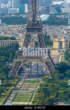 Vue aérienne de la Tour Eiffel et quartier des affaires de la Défense, pris de la Tour Montparnasse à Paris, France Banque D'Images