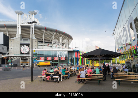 AMSTERDAM, Pays-Bas - le 23 mai : Les gens assis à une terrasse près du stade de football de la Dutch football club Ajax sur Ma Banque D'Images