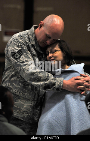 Le sergent de l'US Air Force. Scott Wyatt 20e Escadron de l'Aerospace Medical devoir indépendant technicien médical, embrasse son épouse Jo Banque D'Images