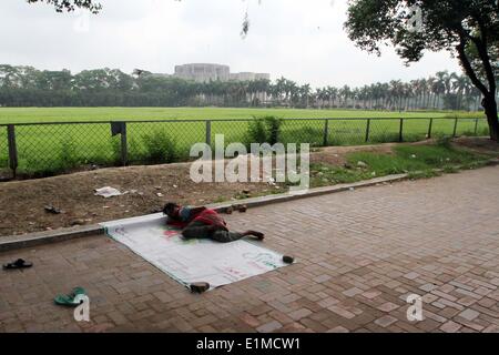 Dhaka 06 juin 2014. Les sans-abri dormir dehors Bangladesh Jatiyo Sangshad (Parlement) à Dhaka. Banque D'Images