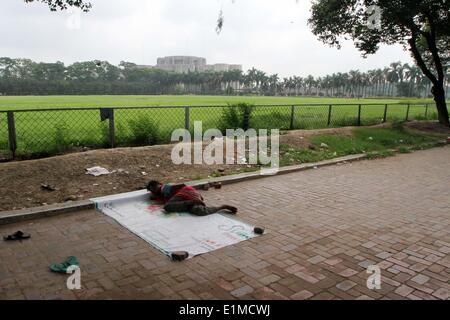 Dhaka 06 juin 2014. Les sans-abri dormir dehors Bangladesh Jatiyo Sangshad (Parlement) à Dhaka. Banque D'Images