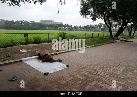 Dhaka 06 juin 2014. Les sans-abri dormir dehors Bangladesh Jatiyo Sangshad (Parlement) à Dhaka. Banque D'Images