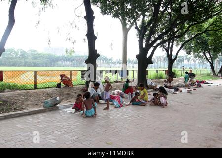 Dhaka 06 juin 2014. Les sans-abri dormir dehors Bangladesh Jatiyo Sangshad (Parlement) à Dhaka. Banque D'Images