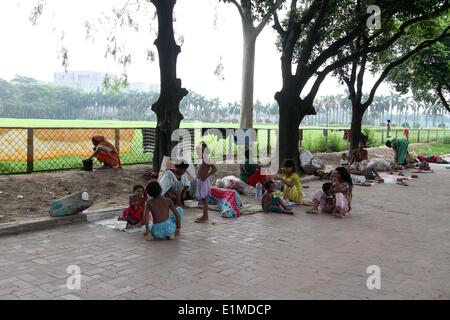 Dhaka 06 juin 2014. Les sans-abri dormir dehors Bangladesh Jatiyo Sangshad (Parlement) à Dhaka. Banque D'Images