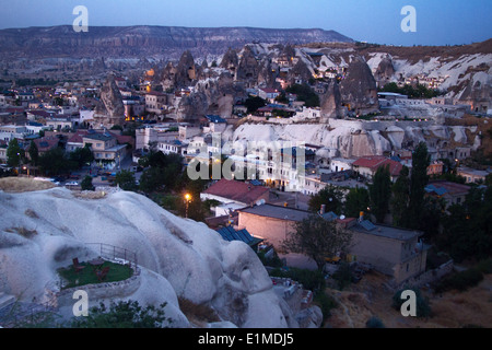 La Turquie, la Cappadoce Anatolie ; ; ; Göreme Coucher du soleil ; nuit ; Lights ; Ville ; chambre ; Hôtel ; avis ; Panorama Banque D'Images