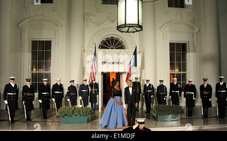 Le président Barack H. Obama, au centre à droite, et la Première Dame Michelle Obama, centre gauche, attendez que le président français François Hollande Banque D'Images