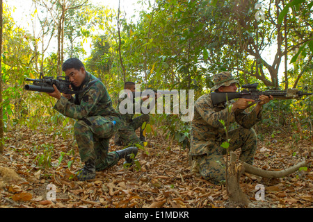 Royal Thai Marine Corps Maître de 2e classe Poramet, Panpach Mangkou Somchok Seaman, gauche, centre, tant fantassins de base w Banque D'Images