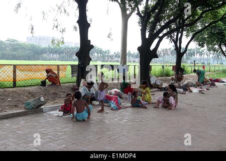 Dhaka 06 juin 2014. Les sans-abri dormir dehors Bangladesh Jatiyo Sangshad (Parlement) à Dhaka. Banque D'Images