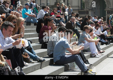 St Pauls Londres, 6 juin 2014 Royaume-Uni. Les employés de bureau le soleil brille sur les marches de la cathédrale St Paul pendant leur pause déjeuner. Credit : amer ghazzal/Alamy Live News Banque D'Images