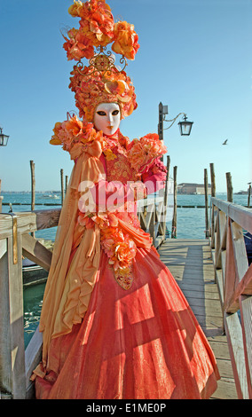 Venise, Italie - 26 février 2011 : Carnaval de masque de luxe sur le front de la Piazza San Marco Square. Banque D'Images