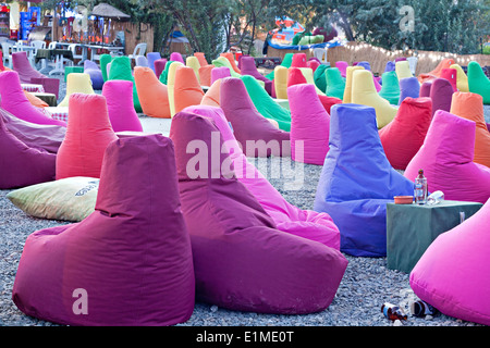 Chaises de sac d'haricot coloré au café sur la plage Banque D'Images