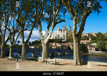 France, ministère de l'Hérault, Béziers, Saint Nazaire cathedrale et la rivière Orb Banque D'Images