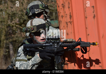 Des soldats américains avec le 1er Escadron, 91e Régiment de cavalerie, 173ème Airborne Brigade Combat Team couvrir leur secteur de feu Mars Banque D'Images