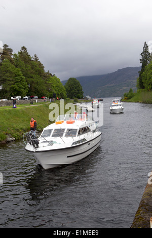 Navire de plaisance en entrant dans le Canal Calédonien à Fort Augustus Highlands Scotland UK Banque D'Images