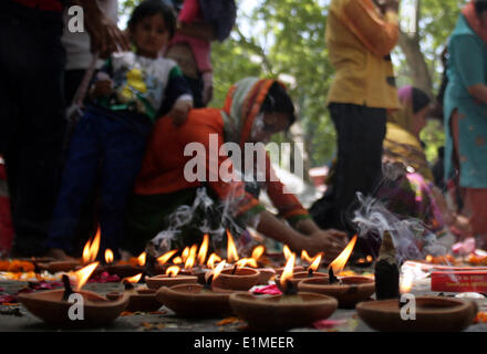 Srinagar, au Cachemire. 6 juin, 2014. Un dévot hindou du Cachemire est titulaire d'un earthern lampe comme elle prie au temple à Bhawani Kheer Tulla Mulla Ganderbal, quelque 28 km au nord-est de Srinagar, la capitale d'été du Cachemire indien. Des centaines de dévots hindous ont assisté à la prière dans l'historique Kheer Bhavani Temple dédié à la déesse hindoue Kheer Bhavani. Credit : Shafat/Pacific Press/Alamy Live News Banque D'Images