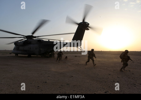 Les Marines américains affectés à une équipe de liaison géorgienne et soldats géorgiens quitter un Marine Corps CH-53E Super Stallion en hélicoptère Banque D'Images