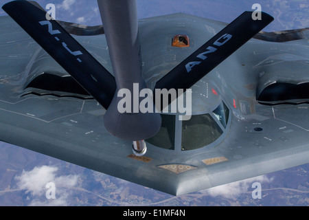 Un U.S. Air Force B-2 Spirit aéronefs affectés à la 509e Bomb Wing s'approche de la rampe d'un ravitaillement en vol KC-135 Stratotanker air Banque D'Images