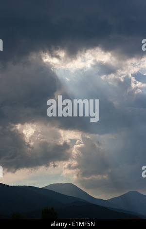 Les rayons du soleil brillant à travers les nuages de tempête spectaculaire Banque D'Images