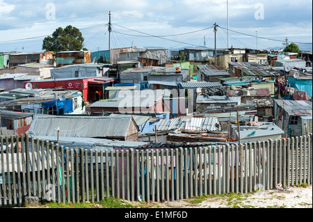 Cabanes en tôle ondulée derrière une clôture à Khayelitsha, Cape Town, Afrique du Sud Banque D'Images