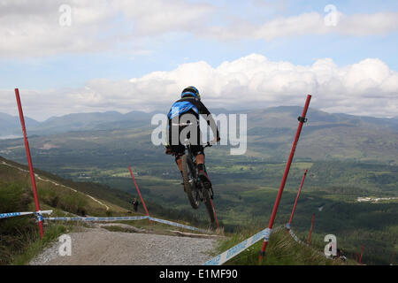 Fortwilliam, en Écosse. Vendredi 6 juin 2014. Sam Dale pratiquer sur le parcours, pour le 3ème tour de dimanche la descente Coupe du Monde de vélo de montagne. Credit : Malcolm Gallon/Alamy Live News Banque D'Images