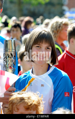 Millie Knight (15 ans skieuse paralympique mal-voyants), au Queen's baton Relay, Tonbridge, Kent, 5 juin 2014 Banque D'Images