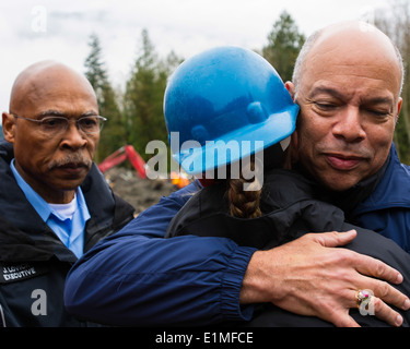 Le secrétaire américain de la sécurité intérieure Jeh Johnson, droite, Cook, Rhonda bénévoles conforts qui ont perdu des êtres chers dans un glissement de terrain, en O Banque D'Images