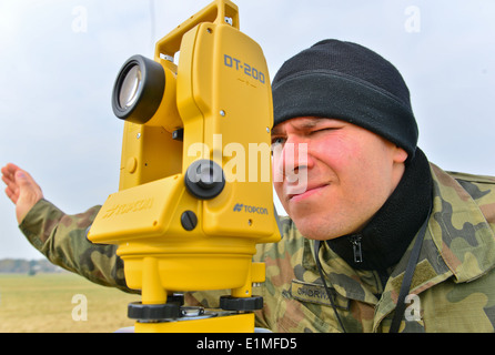 Polish Air Force Airman Adrian Chorwat, une ligne de vol électricien, aide à établir un 8 000 pieds de la zone d'atterrissage de l'herbe pendant Pola Banque D'Images