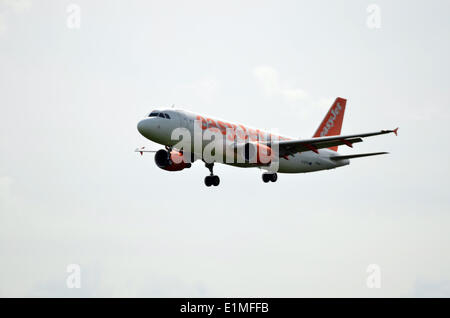 Bristol, Royaume-Uni. 6 juin, 2014. En venant à l'avion l'aéroport de Bristol où un incendie a éclaté dans l'ordinateur de bord terminal de l'aéroport et tous les appareils électriques défectueux. Passanger long retard/Robert Timoney/AlamyLiveNews. Banque D'Images