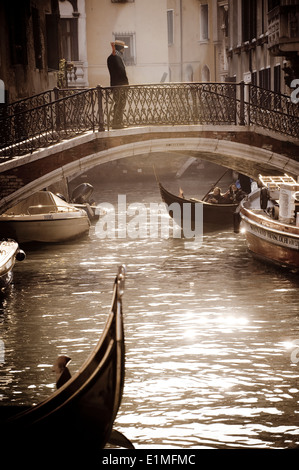 Les gondoles et gondoliers dans un canal, dans le quartier Castello de Venise, Italie Banque D'Images