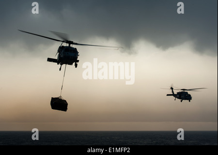 La Marine américaine hélicoptères MH-60S Seahawk affectés à l'Escadron d'hélicoptères de combat de la mer (HSC) 22 participer à un ravitaillement en mer Banque D'Images