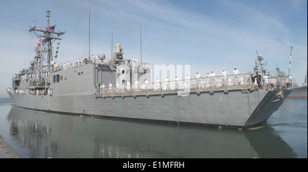 La frégate lance-missiles USS McClusky (FFG 41) quitte San Diego pour participer à l'opération Martillo, 10 avril 2014.  : Inutile Banque D'Images