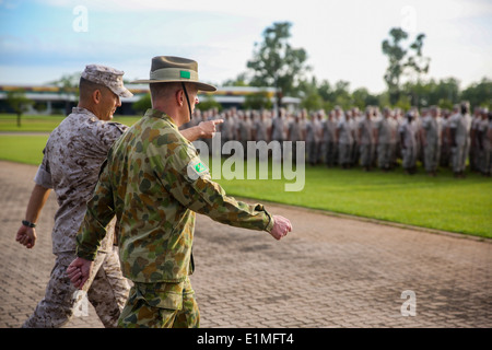 Le Lieutenant-colonel du Corps des Marines des États-Unis Keven Matthews, gauche, le commandant de la Marine, Force-Darwin de rotation et de l'Armée australienne Banque D'Images