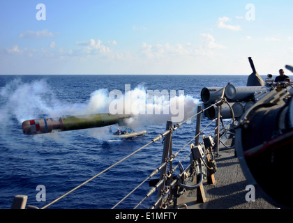 Le destroyer lance-missiles USS Ramage (DDG 61) tire une torpille lors d'une torpille recouvrables de l'exercice dans la Méditerranée se Banque D'Images