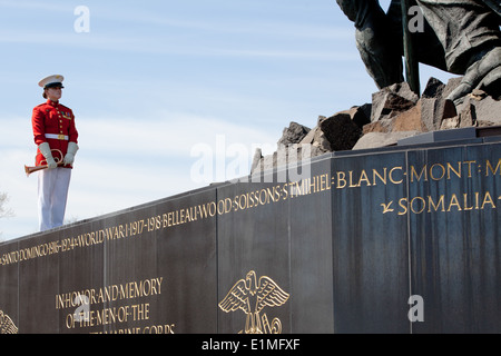 Le sergent du Corps des Marines des États-Unis. Codie Williams, une cérémonie de clairon de la United States Marine Corps de tambours et clairons, se dresse sur Banque D'Images