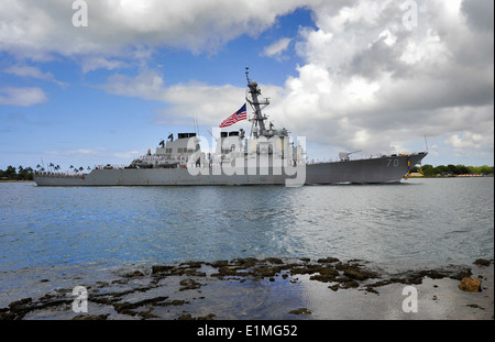 Le destroyer lance-missiles USS Hopper (DDG 70) retourne à son port d'attache à Joint Base Harbor-Hickam Pearl, Washington, 6 mai 2014 Banque D'Images