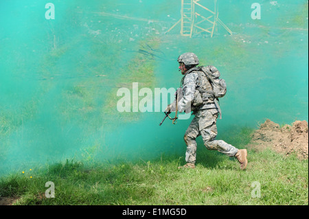 Un parachutiste de l'Armée américaine affecté à Battle Company, 2e bataillon du 503e Régiment d'infanterie, 173ème Airborne Brigade Combat Team Banque D'Images