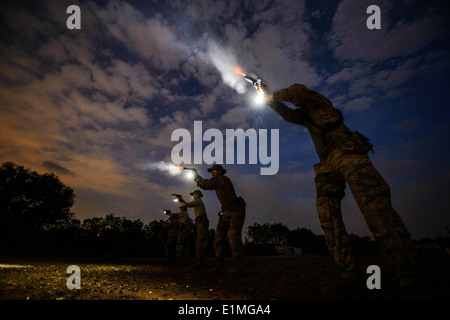 Les cadres supérieurs de l'US Air Force Airman Payne, Cory, un photojournaliste de premier plan avec le 3e Escadron de la Caméra de combat des incendies, un pistolet M9 Banque D'Images