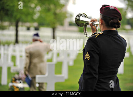 Leslie Cruise, un ancien combattant de la Seconde Guerre mondiale, rend hommage à la tombe de son ami Pvt. Richard Vargas en tant qu'US Army joue taps au cours d'une cérémonie de dépôt de gerbes au cimetière National de Lorraine American Memorial et le 5 juin 2014 à Saint Avold, France. Il y a 70 ans le 7 juin 1944, Pvt. Richard Vargas sauvé la vie de croisière lors de l'invasion de la normandie. Banque D'Images