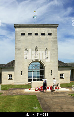 Runnymede, Surrey, Angleterre, Royaume-Uni. 6 juin 2014. Bien qu'il n'y avait pas de cas à la force de l'air, les visiteurs Runnymede Memorial payé leur respect aux morts surtout se souvenir de ceux perdus sur D-Day 1944. Credit : Julia Gavin/Alamy Live News Banque D'Images