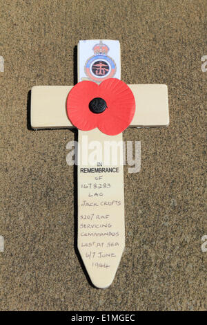 Runnymede, Surrey, Angleterre, Royaume-Uni. 6 juin 2014. Bien qu'il n'y avait pas de cas à la force de l'air, les visiteurs Runnymede Memorial payé leur respect aux morts surtout se souvenir de ceux perdus sur D-Day 1944. Ici est un hommage au lac Jack Crofts un commando perdu en mer 6/7 juin 1944 Credit : Julia Gavin/Alamy Live News Banque D'Images