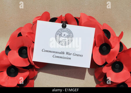 Runnymede, Surrey, Angleterre, Royaume-Uni. 6 juin 2014. Bien qu'il n'y avait pas de cas à la force de l'air, les visiteurs Runnymede Memorial payé leur respect aux morts surtout se souvenir de ceux perdus sur D-Day 1944. Ici, c'est une couronne portée par la Commonwealth War Graves Commission. Credit : Julia Gavin/Alamy Live News Banque D'Images