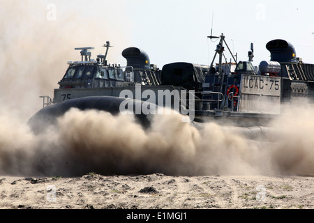 Un landing craft air cushion (LCAC) terres après le lancement de l'USS San Diego pendant un exercice d'unité de formation Composite (COMP Banque D'Images