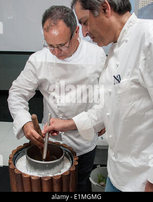 Acireale, Sicile. 06 Juin, 2014. Décideurs gelato Maître Luigi Roxana [L] et Antonia Cappadonia démontrer la méthode traditionnelle de granita, ce qui permet de la neige de l'etna pour faire la glace. Gelato décideurs de toute l'Italie se réunissent ce week-end pour Nivarata, le festival d'artisanat sicilien fait granita, qui va du 6e - 8e juin. Credit : Julia Claxton/Alamy Live News Banque D'Images