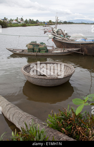 Des pêcheurs traditionnels au village de pêche Coracle Hoi An Vietnam Banque D'Images