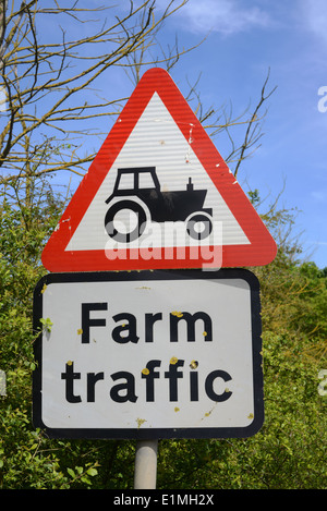 Passage du tracteur et de la remorque panneau d'avertissement de trafic agricole en voie de l'avenir france Banque D'Images